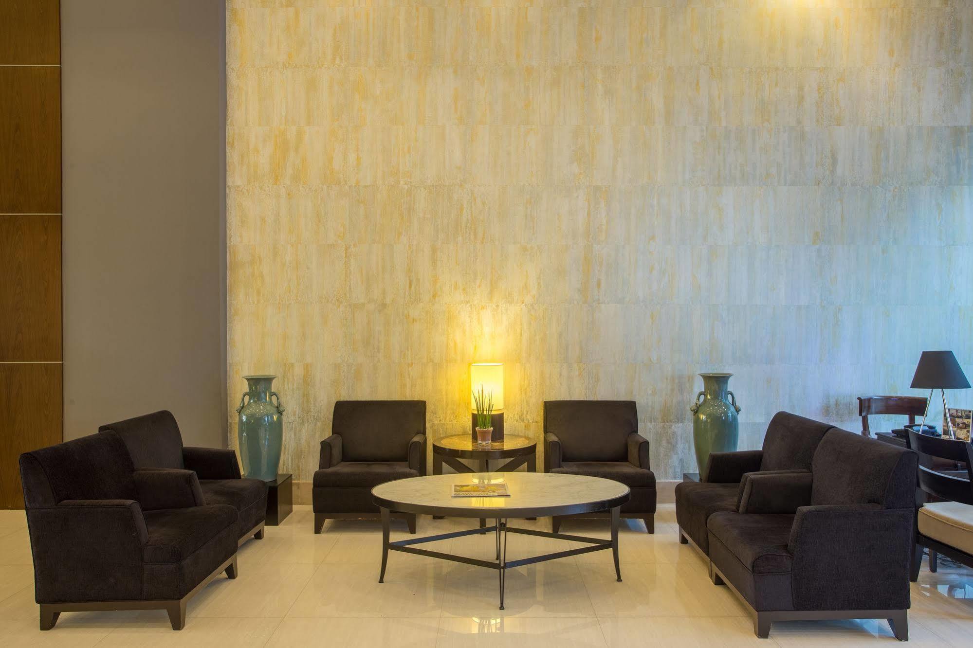 The B Hotel Alabang Muntinlupa City Buitenkant foto