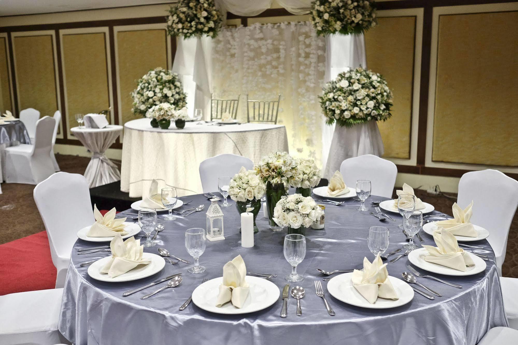 The B Hotel Alabang Muntinlupa City Buitenkant foto
